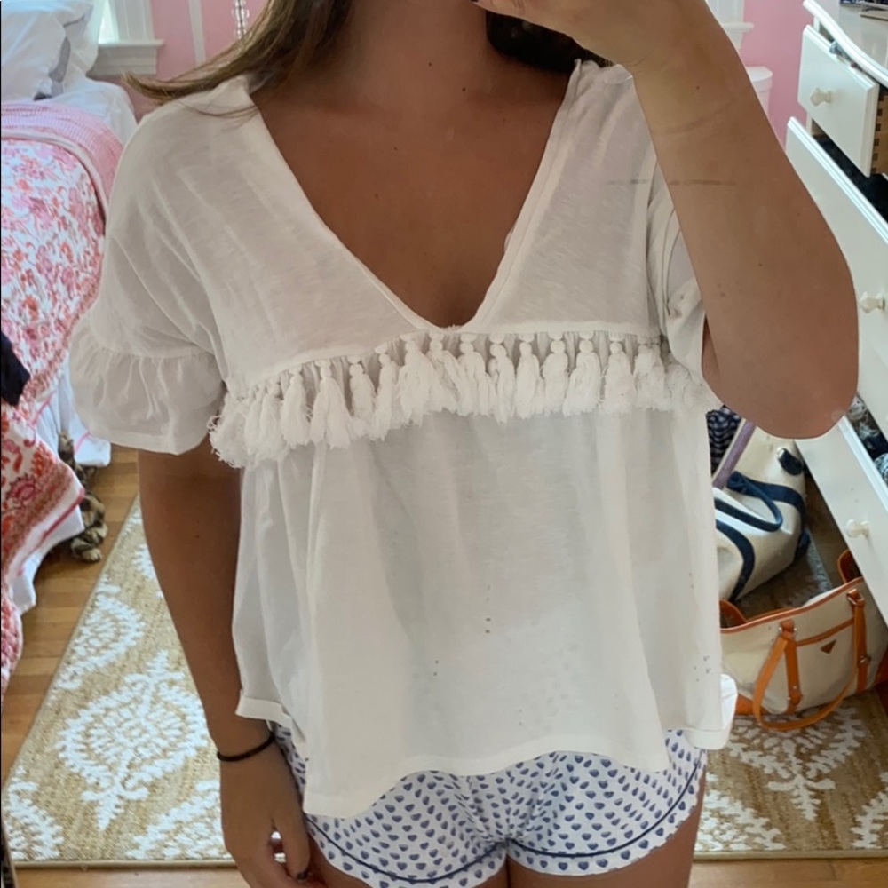 Super cute white Vneck & back with tassel details